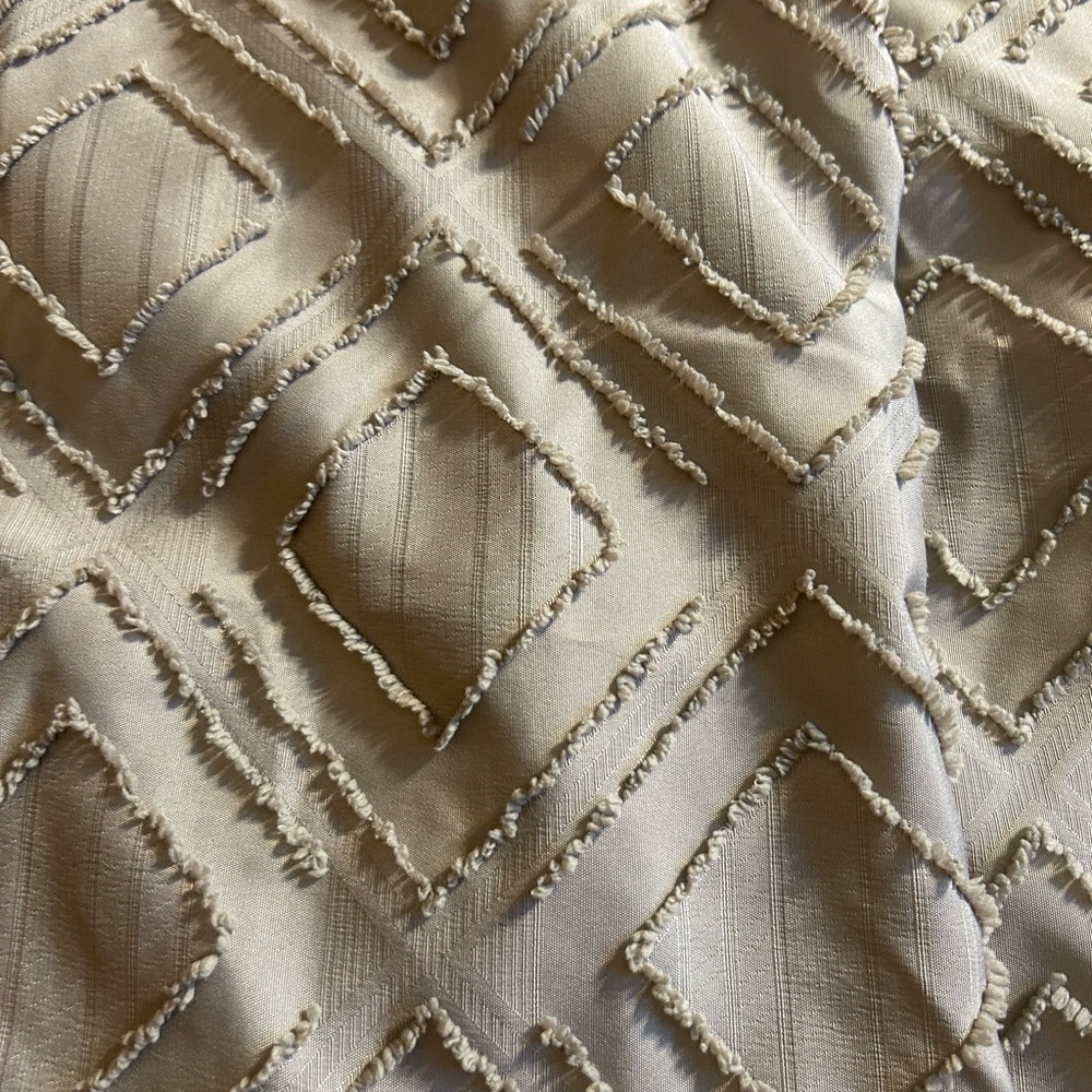 BROYHILL GREY WITH CHENILLE PATTERN POLYESTER STANDARD SIZE PILLOW CASES (2) - Picture 7 of 8